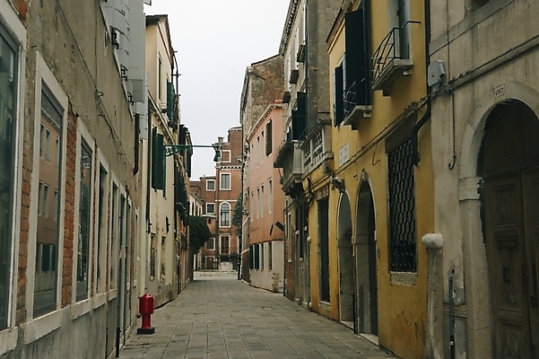 포토 JPG 해외이미지 전통 외관 유럽 벽 여행 건축양식 창문 거리 아파트 주택 사람없음 건물 장식 컬러풀 이탈리아 수확 골동품 발코니 도시 타운 옛날 해외202004 해외포토 건축물 건축 나라 컬러 농업 파일형식 이미지허브