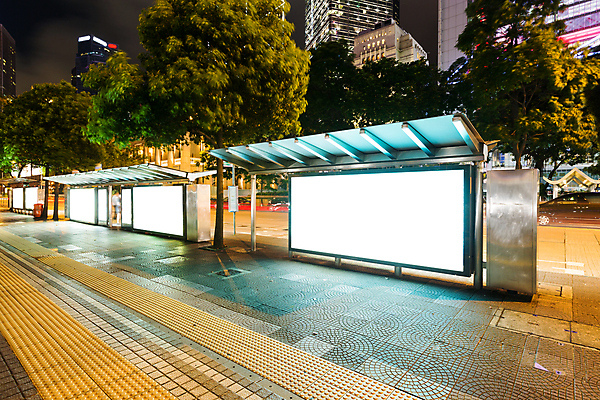 포토 JPG 해외이미지 간판 프레임 광고판 사람없음 야외 보행로 도심 역 야간 옥외간판 옥외광고 목업 해외202004 해외포토 자연요소 길 교통시설 알림판 도시 판 파일형식 이미지허브