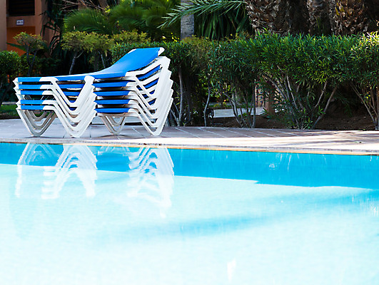 포토 JPG 해외이미지 계절 바다 여행 하늘색 의자 우산 아프리카 하늘 휴가 휴식 수영장 손바닥 사람없음 물 파란색 수건 맑음 수영 꿈 흰색 만 투명 휴게실 고급 닫기 갑판 휴양지 선베드 무한 이국적 터키석 파라다이스 해외202004 해외포토 자연요소 손 나라 컬러 가구 컨셉 배_교통 모션 날씨 위생용품 장소 수상스포츠 보석 파일형식 이미지허브