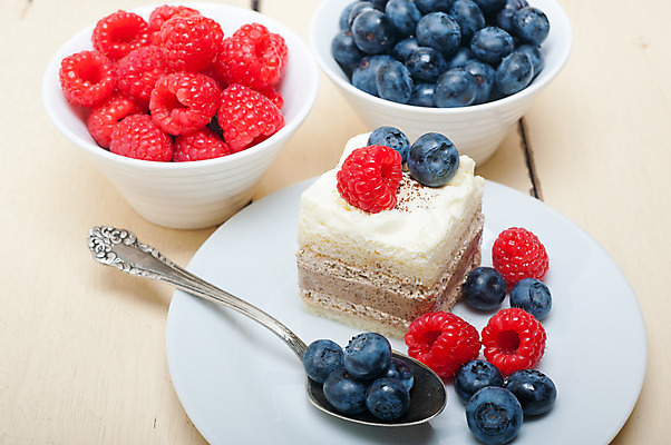 포토 JPG 해외이미지 접시 디저트 사람없음 케이크 숟가락 달콤 블루베리 산딸기 해외202004 해외포토 식기 음식 과일 수저 맛 파일형식 이미지허브