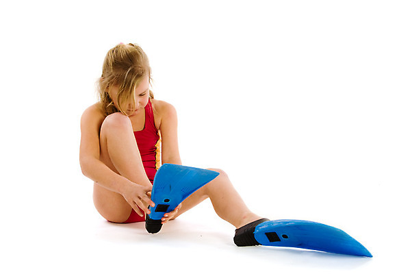 포토 JPG 해외이미지 여자 수영복 어린이 스포츠 휴가 한명 앉기 물 여름 파란색 비키니 금발 수영 흰색 기다림 물갈퀴 해외202004 해외포토 자연요소 1 헤어스타일 옷 계절 컬러 모션 사람 수상스포츠 파일형식 이미지허브