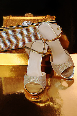 포토 JPG 해외이미지 모델 디자인 커플 외관 여자 결혼 신발 가방 사람없음 유행 축제 축하 화려 황금 클래식 고급 우아함 샌들 크리스탈 연극 스타일 세련 해외202004 해외포토 잡화 컨셉 관계 문화예술 사람 이벤트 광석 파일형식 이미지허브