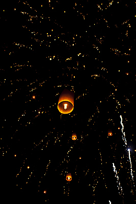 포토 JPG 해외이미지 사람없음 야외 빛 야간 풍등 풍등날리기 풍등놀이 풍등행사 풍등축제 해외202004 해외포토 자연요소 놀이 조명 이벤트 등축제 파일형식 이미지허브