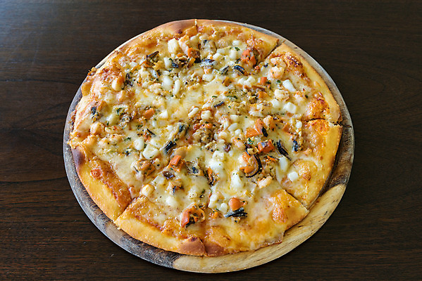 포토 JPG 해외이미지 조각 토마토 치즈 피자 육류 요리 사람없음 빨간색 식당 식사 저녁식사 이탈리아 껍질 시골 신선 맛 굽기 지중해 해산물 속도 오징어 올리브 햄 반죽 홍합 후추 바질 점심식사 모짜렐라치즈 살라미 페퍼로니 핸드메이드 해외202004 해외포토 열매 유럽 바다 컬러 컨셉 채소 식재료 어패류 유제품 연체동물 패스트푸드 서양음식 상점 수중동물 소시지 구이 향신료 파일형식 이미지허브