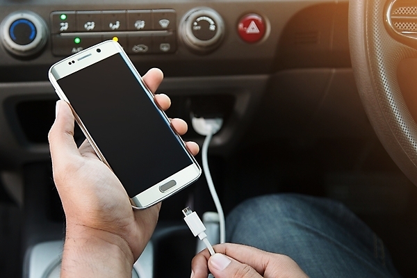 포토 JPG 해외이미지 백그라운드 인터넷 통신 자동차 놀이 모바일 사람없음 빛 스마트폰 핸드폰 디지털 검은색 힘 장비 에너지 흰색 죽음 플러그 연결 스마트 전자 베터리 요금 자동 충전기 해외202004 해외포토 육상교통 컬러 컨셉 전자제품 스마트기기 기계 충전 파일형식 이미지허브