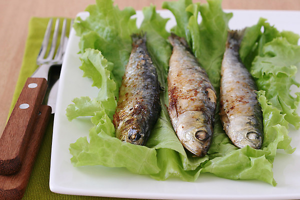 포토 JPG 해외이미지 전통 접시 음식 포크 양파 건강 어류 사람없음 식사 튀김 칼 상추 지중해 포르투갈 해산물 냅킨 후추 점심식사 해외202004 해외포토 식기 유럽 바다 채소 수중동물 향신료 파일형식 이미지허브