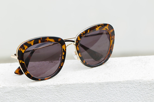 포토 JPG 해외이미지 디자인 응시 안경 백그라운드 오렌지 새로움 바닥 프레임 사람없음 옆모습 빛 선글라스 햇빛 태양 반사 갈색 유행 검은색 수확 흰색 투명 화려 우아함 보호 플라스틱 오브젝트 시력 비전 광택 자외선 스타일 해외202004 해외포토 자연요소 시선 잡화 뷰포인트 컬러 컨셉 농업 과일 재질 파일형식 이미지허브