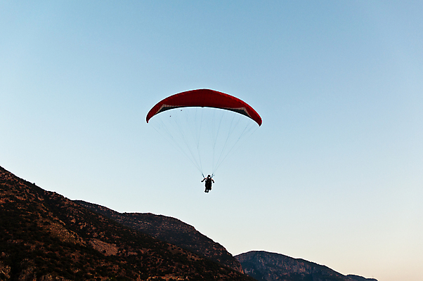 포토 JPG 해외이미지 주간 전신 남자 하늘 한명 사람 성인 야외 비행 낙하산 패러글라이딩 글라이더 성인한명만 성인남자한명만 해외202004 해외포토 자연요소 1 스포츠 남자한명만 성인남자만 성인만 파일형식 이미지허브