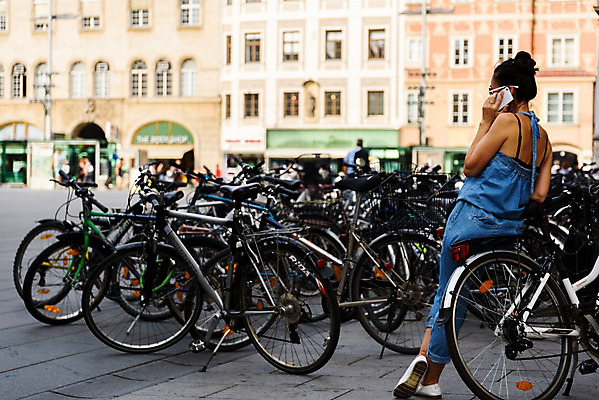 포토 JPG 해외이미지 여행 오렌지 모바일 앉기 사람없음 파란색 스마트폰 여행객 자전거 도시 오스트리아 해외202004 해외포토 유럽 컬러 과일 모션 사람 핸드폰 스마트기기 바이크 파일형식 이미지허브