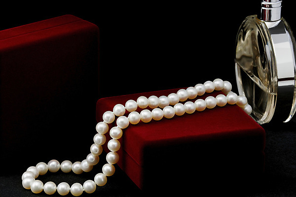 포토 JPG 해외이미지 모양 백그라운드 컨셉 곡선 목걸이 자연 추상 휴가 선물 사랑 사람 이벤트 사람없음 장식 빨간색 빛 상자 반사 유행 검은색 흰색 축하 원형 화려 그룹 재산 고급 우아함 매끈함 보석 구슬 오브젝트 보물 여의주 스타일 해외202004 해외포토 도형 감정 선 컬러 무늬 장신구 금융 감각 광석 생태계 파일형식 이미지허브