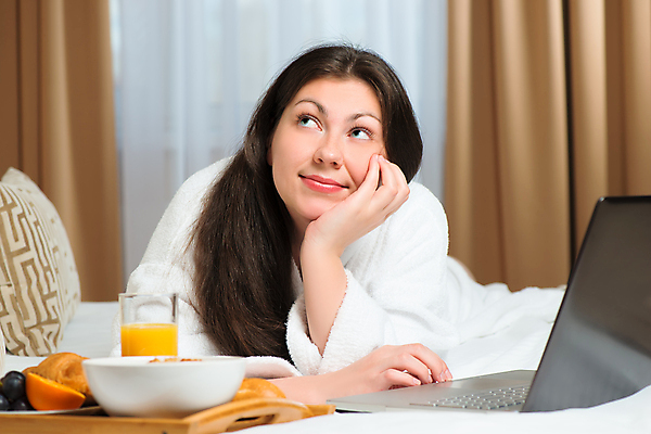 포토 JPG 해외이미지 백인 응시 여자 음식 엎드리기 생각 호텔 휴식 쟁반 실내 한명 사람 성인 앞모습 노트북 턱괴기 침대 목욕가운 성인여자한명만 해외202004 해외포토 서양인 1 시선 뷰포인트 가구 컨셉 모션 숙소 내부 전자제품 가운 여자한명만 성인여자만 파일형식 이미지허브