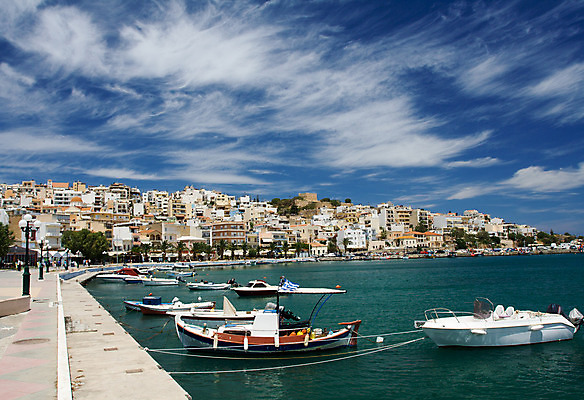 포토 JPG 해외이미지 구름 전통 유럽 호수 바다 여행 요트 건축양식 하늘 휴가 주택 파노라마 풍경 사람없음 가로 물 여름 파란색 강 도시풍경 햇빛 항구 산책로 도시 만 보트 지중해 정박 그리스 방파제 함선 장면 지역 타운 해외202004 해외포토 자연요소 계절 공공시설 건축 나라 길 컬러 배_교통 교통시설 촬영기법 건물 태양 파일형식 이미지허브