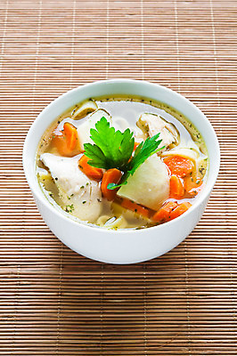 포토 JPG 해외이미지 접시 음식 채소 파슬리 건강 육류 요리 사람없음 빨간색 세로 초록색 갈색 식사 저녁식사 치킨 당근 매트 흰색 신선 뜨거움 사발 수프 인스턴트 점심식사 해외202004 해외포토 식기 컬러 식재료 뿌리채소 사기그릇 닭고기요리 파일형식 이미지허브