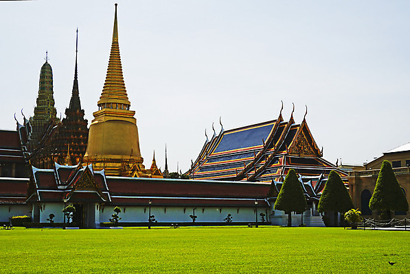 포토 JPG 해외이미지 아시아 종교 불교 건축양식 태국 동양인 잔디 사람없음 건물 초록색 도시 사찰 황금 방콕 에메랄드 사리탑 해외202004 해외포토 식물 건축물 건축 나라 컬러 종교건축 인종 탑 보석 파일형식 이미지허브