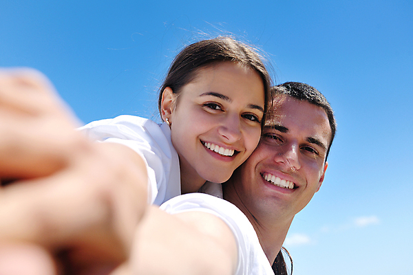 포토 JPG 해외이미지 주간 라이프스타일 커플 여자 남자 데이트 휴식 사랑 웃음 상반신 성인 야외 두명 옆모습 여름 맑음 손뻗기 성인만 해외202004 해외포토 자연요소 계절 감정 뷰포인트 컨셉 관계 모션 날씨 표정 사람 생활 파일형식 이미지허브