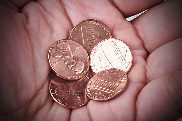 포토 JPG 해외이미지 손 컨셉 돈 손바닥 사람없음 금융 금속 동전 저축 잡기 절약 닫기 가난 불행 문제 구걸 월급 분실 연금 적자 페니 해외202004 해외포토 모션 재질 신체부위 경제 재산 파일형식 이미지허브