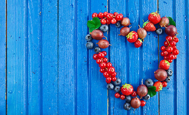 포토 JPG 해외이미지 계절 열매 음식 백그라운드 잎 과일 딸기 프레임 건강 사랑 사람없음 목재 장식 가로 빨간색 파란색 컬러풀 귀여움 수확 하트 시골 생일 블루베리 건포도 숙성 카피스페이스 해외202004 해외포토 모양 나무 식물 기념일 감정 컬러 컨셉 농업 재료 포도 공백 건과일 파일형식 이미지허브