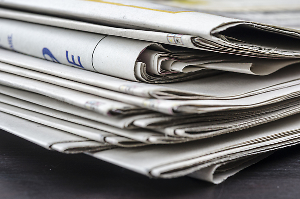 포토 JPG 해외이미지 종이 텍스트 통신 커뮤니케이션 사람없음 가로 쌓기 자료 재활용 긴급 기둥 신문 문서 페이지 흙더미 접기 정보매체 출판 해외202004 해외포토 건축 모션 간행물 흙 뉴스 친환경 파일형식 더미 이미지허브