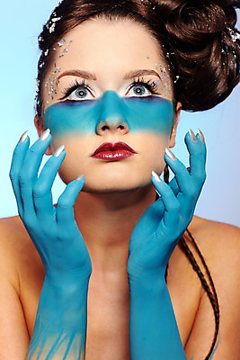 포토 JPG 해외이미지 백인 모델 헤어스타일 응시 여자 유럽 얼굴 손가락 한명 사람 파란색 유행 페인트 화장품 흰색 정상 손톱관리 어깨 바디페인팅 해외202004 해외포토 서양인 1 손 시선 나라 컬러 신체부위 뷰티 네일아트 파일형식 이미지허브