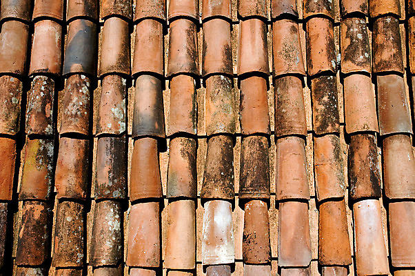 포토 JPG 해외이미지 지붕 사람없음 닫기 발사 타일 묘사 점토 겹침 옛날 해외202004 해외포토 모션 파일형식 이미지허브