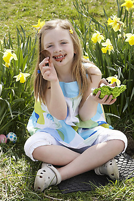 포토 JPG 해외이미지 백인 계절 여자 행복 어린이 밭 한명 웃음 사람 야외 장식 컬러풀 정원 봄 먹기 흥분 부활절계란 사냥 수선화 발견 숨기 해외202004 해외포토 서양인 1 꽃 감정 컬러 농업 모션 부활절 표정 계란 파일형식 이미지허브