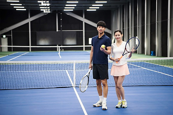 포토 JPG 주간 전신 여자 남자 스포츠 레저 건강 서기 성인 야외 두명 앞모습 30대 운동 한국인 테니스 라켓 테니스장 테니스공 성인만 국내포토 자연요소 스포츠용품 뷰포인트 공 스포츠시설 모션 사람 동양인 장년 구기 테니스용품 파일형식