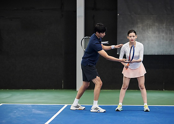 포토 JPG 주간 전신 여자 남자 스포츠 레저 건강 서기 성인 야외 두명 앞모습 옆모습 30대 운동 한국인 테니스 라켓 감독 테니스장 자세교정 레슨 성인만 국내포토 자연요소 직업 스포츠용품 뷰포인트 스포츠시설 모션 수업 사람 동양인 장년 구기 연습 파일형식