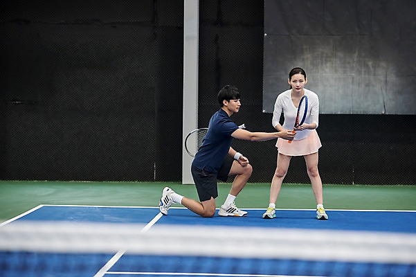 포토 JPG 주간 전신 여자 남자 스포츠 레저 건강 서기 성인 야외 두명 앞모습 옆모습 30대 운동 한국인 테니스 라켓 감독 테니스장 자세교정 레슨 성인만 국내포토 자연요소 직업 스포츠용품 뷰포인트 스포츠시설 모션 수업 사람 동양인 장년 구기 연습 파일형식