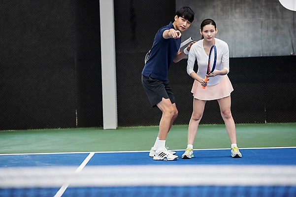 포토 JPG 주간 전신 여자 남자 스포츠 레저 건강 서기 성인 야외 두명 앞모습 옆모습 30대 운동 한국인 테니스 라켓 감독 테니스장 자세교정 레슨 성인만 국내포토 자연요소 직업 스포츠용품 뷰포인트 스포츠시설 모션 수업 사람 동양인 장년 구기 연습 파일형식