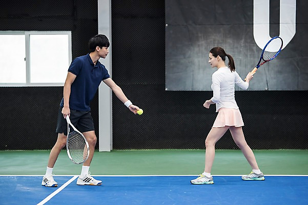 포토 JPG 주간 전신 여자 남자 스포츠 레저 건강 성인 야외 두명 옆모습 30대 운동 한국인 테니스 라켓 감독 테니스장 테니스공 레슨 성인만 국내포토 자연요소 직업 스포츠용품 뷰포인트 공 스포츠시설 수업 사람 동양인 장년 구기 테니스용품 파일형식