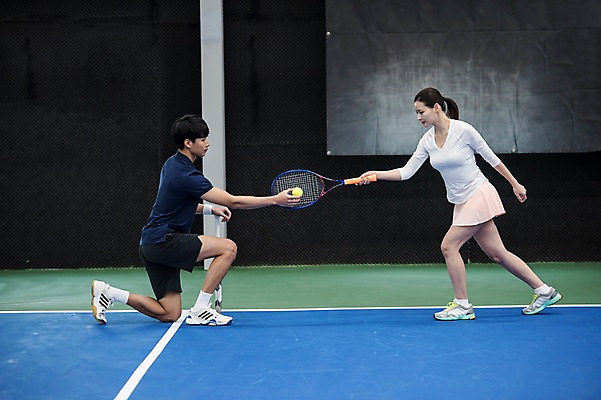 포토 JPG 주간 전신 여자 남자 스포츠 레저 건강 성인 야외 두명 옆모습 30대 운동 한국인 테니스 라켓 감독 테니스장 테니스공 레슨 성인만 국내포토 자연요소 직업 스포츠용품 뷰포인트 공 스포츠시설 수업 사람 동양인 장년 구기 테니스용품 파일형식