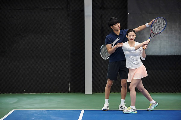 포토 JPG 주간 전신 여자 남자 스포츠 레저 건강 성인 야외 두명 앞모습 30대 운동 한국인 테니스 라켓 감독 테니스장 자세교정 레슨 성인만 국내포토 자연요소 직업 스포츠용품 뷰포인트 스포츠시설 수업 사람 동양인 장년 구기 연습 파일형식