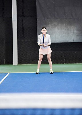 포토 JPG 주간 전신 여자 스포츠 레저 건강 한명 성인 야외 앞모습 30대 운동 한국인 테니스 라켓 테니스장 성인여자한명만 국내포토 자연요소 1 스포츠용품 뷰포인트 스포츠시설 사람 동양인 장년 구기 여자한명만 성인여자만 파일형식