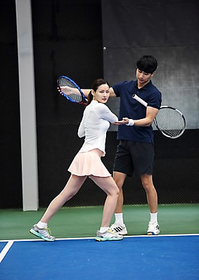 포토 JPG 주간 전신 여자 남자 스포츠 레저 건강 서기 성인 야외 두명 앞모습 옆모습 30대 운동 한국인 테니스 라켓 감독 테니스장 자세교정 레슨 성인만 국내포토 자연요소 직업 스포츠용품 뷰포인트 스포츠시설 모션 수업 사람 동양인 장년 구기 연습 파일형식