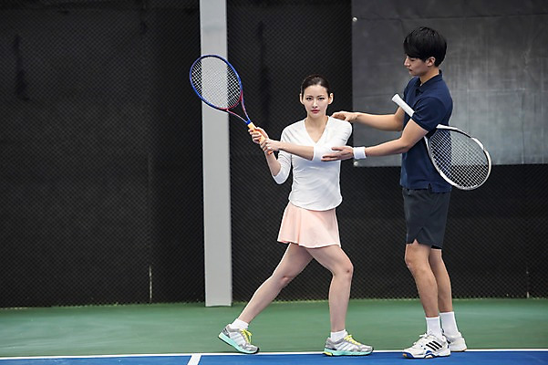 포토 JPG 주간 전신 여자 남자 스포츠 레저 건강 성인 야외 두명 앞모습 옆모습 30대 운동 한국인 테니스 라켓 감독 테니스장 레슨 성인만 국내포토 자연요소 직업 스포츠용품 뷰포인트 스포츠시설 수업 사람 동양인 장년 구기 파일형식