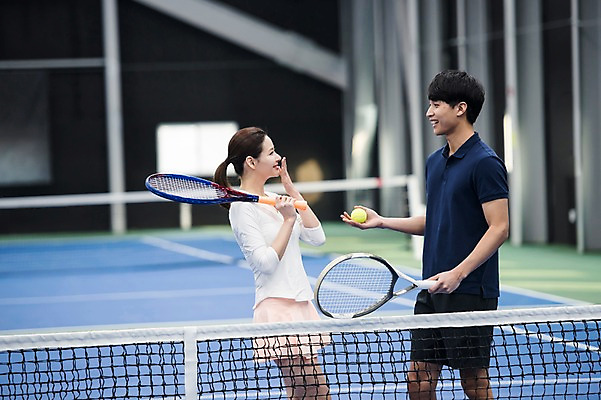 포토 JPG 주간 전신 여자 남자 스포츠 레저 건강 대화 서기 미소 상반신 성인 야외 두명 옆모습 30대 운동 기쁨 한국인 테니스 라켓 테니스장 테니스공 주기 성인만 국내포토 자연요소 감정 스포츠용품 뷰포인트 공 스포츠시설 모션 표정 말하기 사람 동양인 장년 구기 테니스용품 파일형식