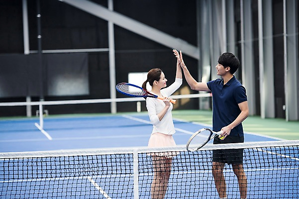 포토 JPG 주간 전신 여자 남자 스포츠 레저 건강 서기 상반신 성인 야외 두명 옆모습 30대 운동 한국인 테니스 라켓 테니스장 하이파이브 성인만 국내포토 자연요소 스포츠용품 뷰포인트 스포츠시설 모션 사람 동양인 손짓 장년 구기 파일형식