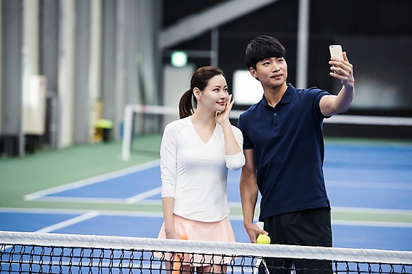 포토 JPG 주간 여자 남자 스포츠 레저 건강 서기 상반신 성인 야외 두명 앞모습 30대 운동 한국인 테니스 라켓 테니스장 셀프카메라 성인만 국내포토 자연요소 스포츠용품 뷰포인트 스포츠시설 모션 사람 동양인 장년 구기 사진촬영 파일형식