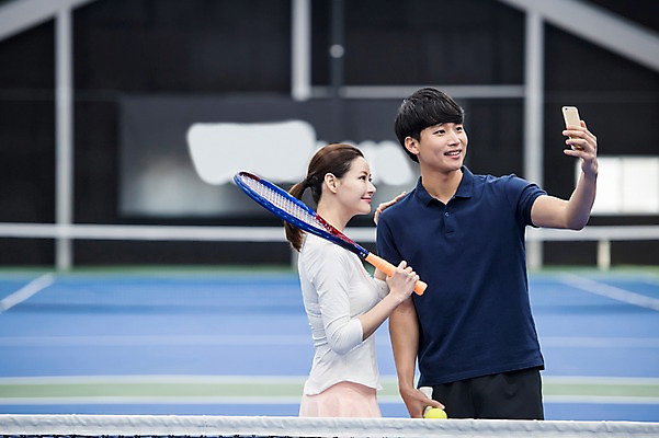 포토 JPG 주간 여자 남자 스포츠 레저 건강 서기 상반신 성인 야외 두명 앞모습 옆모습 30대 운동 한국인 테니스 라켓 테니스장 셀프카메라 성인만 국내포토 자연요소 스포츠용품 뷰포인트 스포츠시설 모션 사람 동양인 장년 구기 사진촬영 파일형식