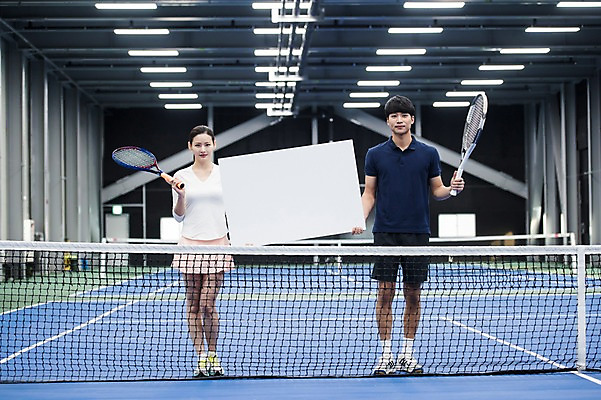 포토 JPG 주간 전신 배너 여자 남자 스포츠 레저 사각프레임 광고판 알림판 건강 서기 들기 성인 야외 두명 앞모습 30대 운동 한국인 테니스 라켓 테니스장 성인만 국내포토 자연요소 스포츠용품 뷰포인트 스포츠시설 모션 프레임 사람 동양인 장년 구기 사각형 판 파일형식