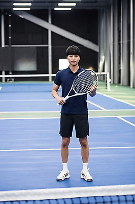 포토 JPG 주간 전신 남자 스포츠 레저 건강 한명 서기 성인 야외 앞모습 30대 운동 한국인 테니스 라켓 테니스장 성인남자한명만 국내포토 자연요소 1 스포츠용품 뷰포인트 스포츠시설 모션 사람 동양인 장년 구기 남자한명만 성인남자만 파일형식