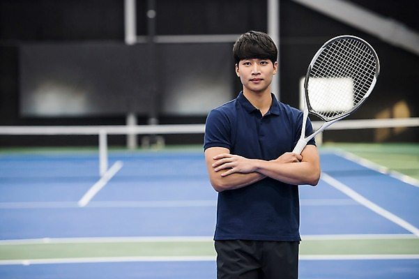 포토 JPG 주간 남자 스포츠 레저 건강 한명 서기 상반신 성인 야외 앞모습 30대 운동 팔짱 한국인 테니스 라켓 테니스장 성인남자한명만 국내포토 자연요소 1 스포츠용품 뷰포인트 스포츠시설 모션 사람 동양인 장년 구기 남자한명만 성인남자만 파일형식