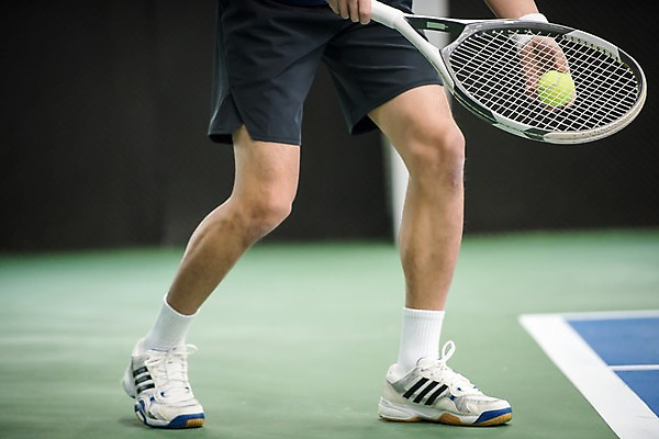 포토 JPG 주간 남자 스포츠 레저 건강 한명 서기 성인 야외 앞모습 30대 운동 한국인 하반신 테니스 라켓 테니스장 테니스공 성인남자한명만 국내포토 자연요소 1 스포츠용품 뷰포인트 공 스포츠시설 모션 사람 동양인 장년 구기 테니스용품 남자한명만 성인남자만 파일형식