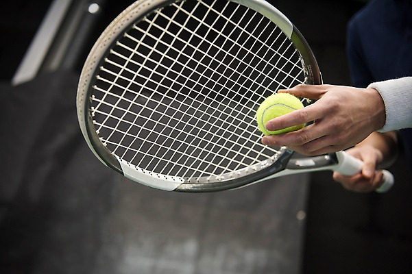 포토 JPG 주간 손 남자 스포츠 레저 건강 한명 근접촬영 성인 야외 신체부위 30대 운동 한국인 테니스 라켓 테니스장 테니스공 성인남자한명만 국내포토 자연요소 1 스포츠용품 뷰포인트 공 스포츠시설 사람 동양인 장년 구기 테니스용품 남자한명만 성인남자만 파일형식