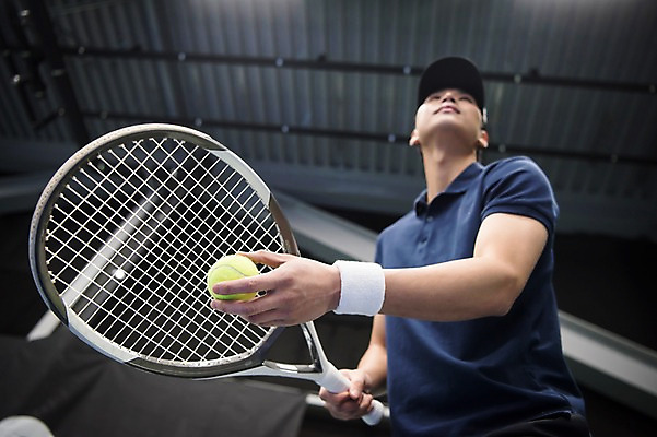 포토 JPG 주간 남자 스포츠 로우앵글 레저 건강 한명 서기 상반신 성인 야외 앞모습 30대 운동 한국인 테니스 라켓 테니스장 테니스공 성인남자한명만 국내포토 자연요소 1 스포츠용품 뷰포인트 공 스포츠시설 모션 사람 동양인 장년 구기 테니스용품 남자한명만 성인남자만 파일형식