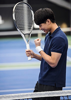 포토 JPG 주간 남자 스포츠 레저 건강 한명 상반신 성인 야외 옆모습 30대 운동 기쁨 한국인 테니스 라켓 테니스장 성인남자한명만 국내포토 자연요소 1 감정 스포츠용품 뷰포인트 스포츠시설 사람 동양인 장년 구기 남자한명만 성인남자만 파일형식