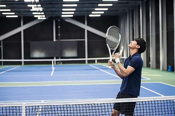 포토 JPG 주간 남자 스포츠 레저 건강 한명 서기 상반신 성인 야외 옆모습 30대 운동 기쁨 한국인 테니스 라켓 테니스장 성인남자한명만 국내포토 자연요소 1 감정 스포츠용품 뷰포인트 스포츠시설 모션 사람 동양인 장년 구기 남자한명만 성인남자만 파일형식