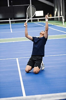 포토 JPG 주간 전신 남자 스포츠 레저 건강 한명 성인 야외 앞모습 30대 운동 기쁨 한국인 테니스 라켓 우승 테니스장 성인남자한명만 국내포토 자연요소 1 감정 스포츠용품 뷰포인트 스포츠시설 사람 동양인 장년 구기 최고 남자한명만 성인남자만 파일형식