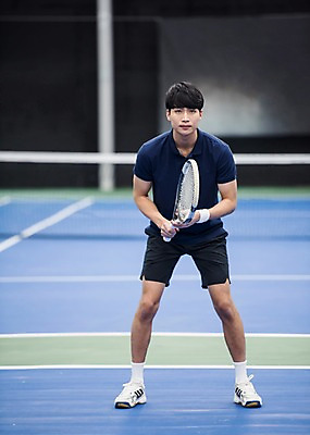 포토 JPG 주간 전신 응시 남자 스포츠 레저 건강 한명 서기 성인 야외 앞모습 30대 운동 한국인 테니스 라켓 테니스장 성인남자한명만 국내포토 자연요소 1 시선 스포츠용품 뷰포인트 스포츠시설 모션 사람 동양인 장년 구기 남자한명만 성인남자만 파일형식