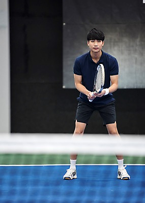 포토 JPG 주간 전신 남자 스포츠 레저 건강 한명 서기 성인 야외 앞모습 30대 운동 한국인 테니스 라켓 네트 테니스장 성인남자한명만 국내포토 자연요소 1 스포츠용품 뷰포인트 스포츠시설 모션 사람 동양인 장년 구기 남자한명만 성인남자만 파일형식